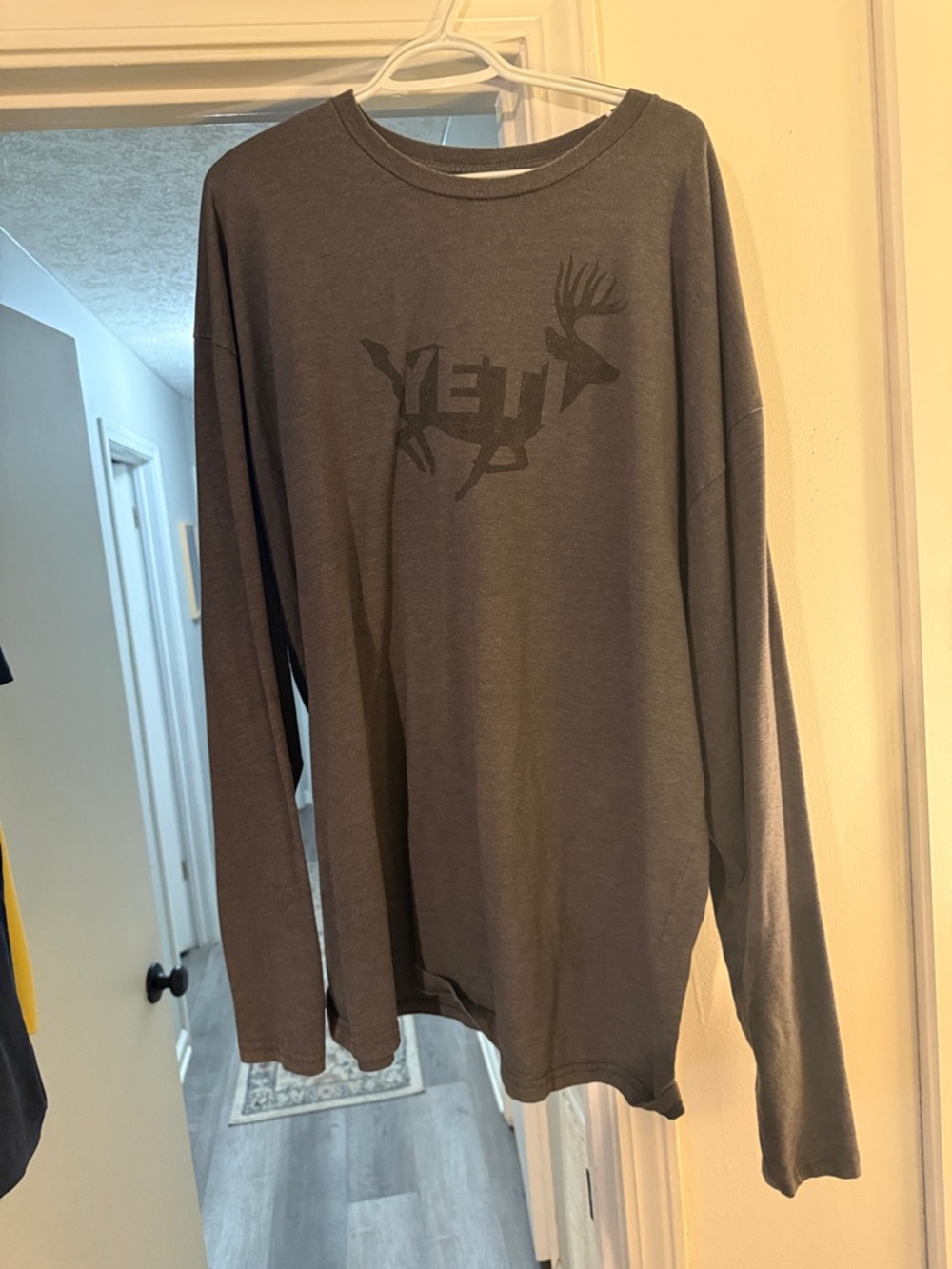 Yeti Men's Long Sleeve Logo Shirt - Dark Gray